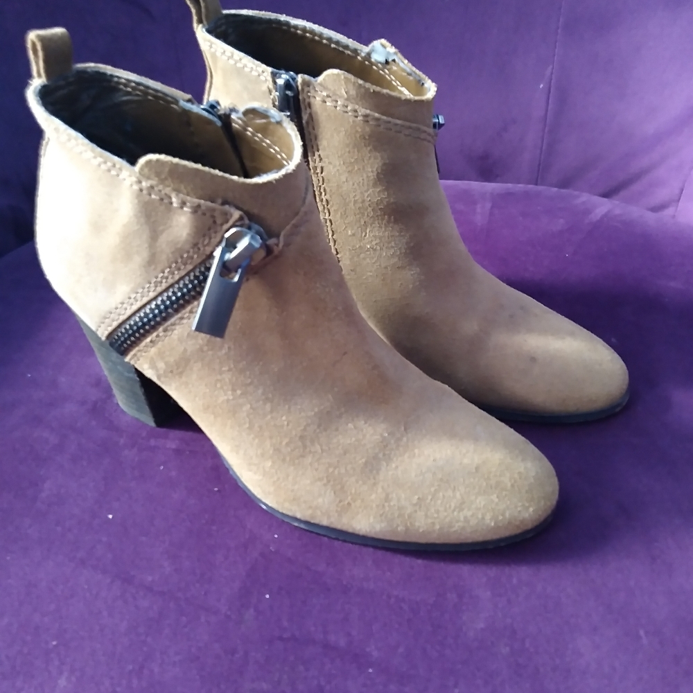 Brown mane fishes shoes
